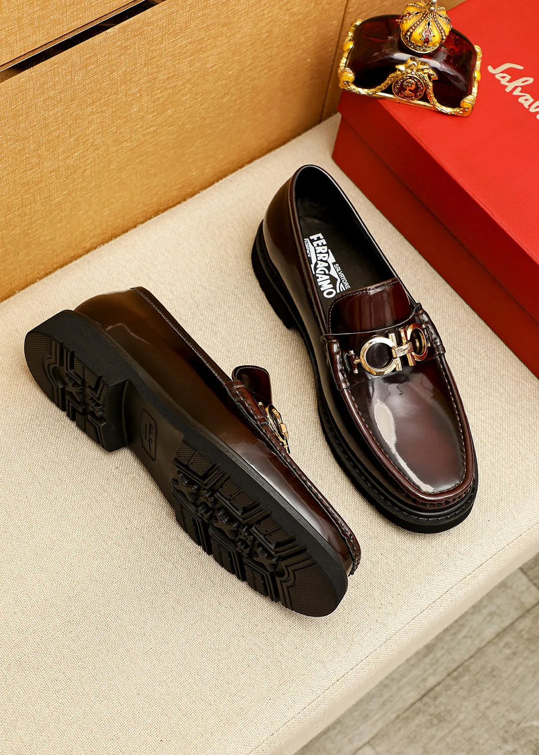 Men's shoes 💰520 💐 Product trademark: Ferragamo "Ferragamo" casual leather shoes Regular size: 38-44 (45.46🉑️customized) Product materials: Selected imported first-layer open-edge beaded cowhide leather upper + original hardware buckle, imported water-dyed cowhide leather lining. Strong three-dimensional visual effect, original outsole color: 1⃣️color optional